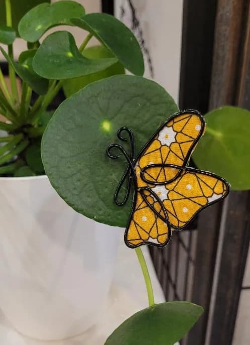 Magnet papillon jaune sur décor feuille en fil d'aluminium — Florifer