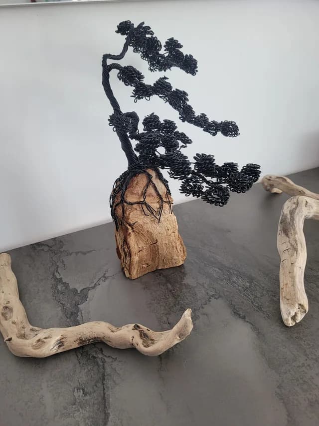 Arbre en fil d'aluminium tordu sur bois flotté, décoration murale naturelle artisanale — Florifer
