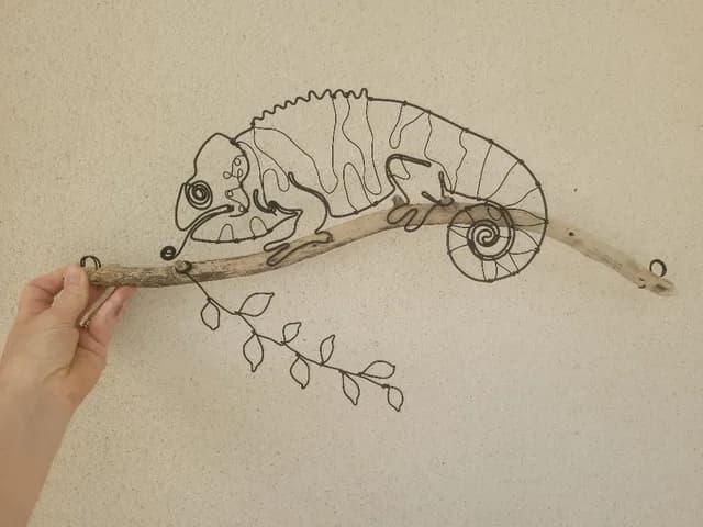 Caméléon en fil d'aluminium coloré, sculpture décorative originale artisanale — Florifer