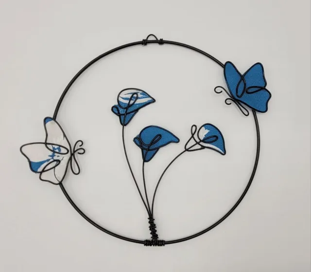 Cercle métal avec fleurs et papillons en tissu aimanté, décoration florale artisanale — Florifer