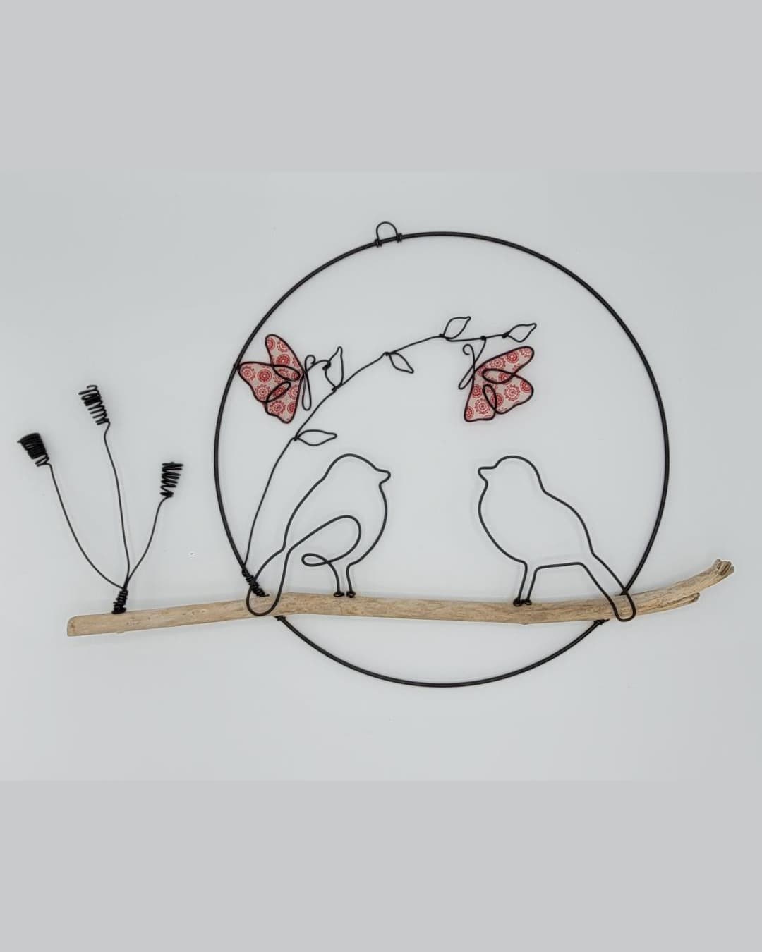 Cercle poétique avec oiseaux et fleurs sur bois flotté en fil d'aluminium — Florifer