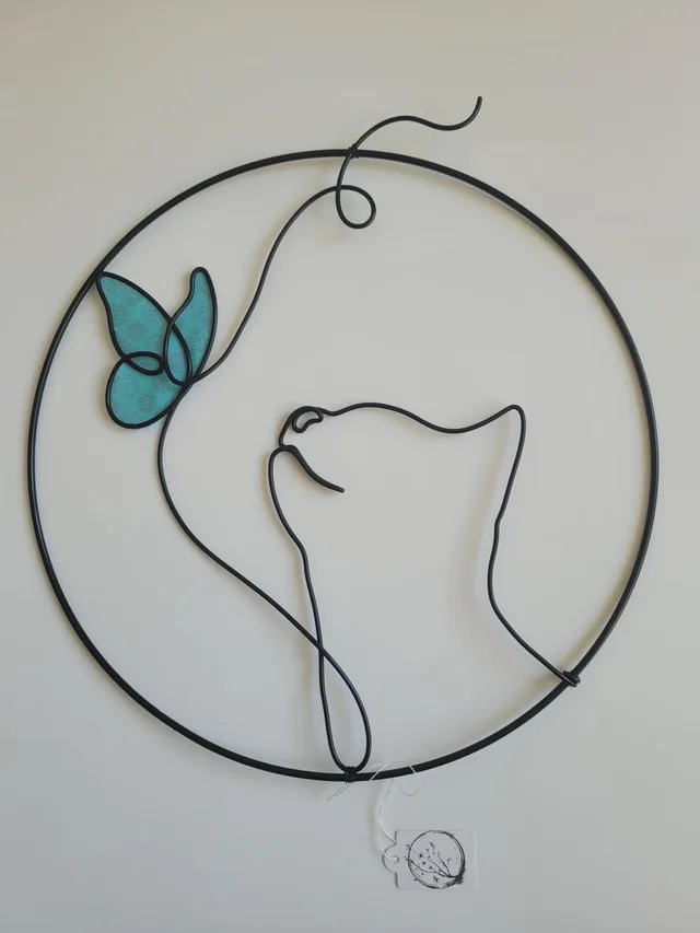 Chat en fil d'aluminium avec papillon tissu dans cercle métal, décoration murale artisanale — Florifer