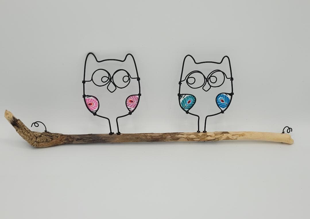 Chouettes rigolotes en fil d'aluminium sur bois flotté — Florifer