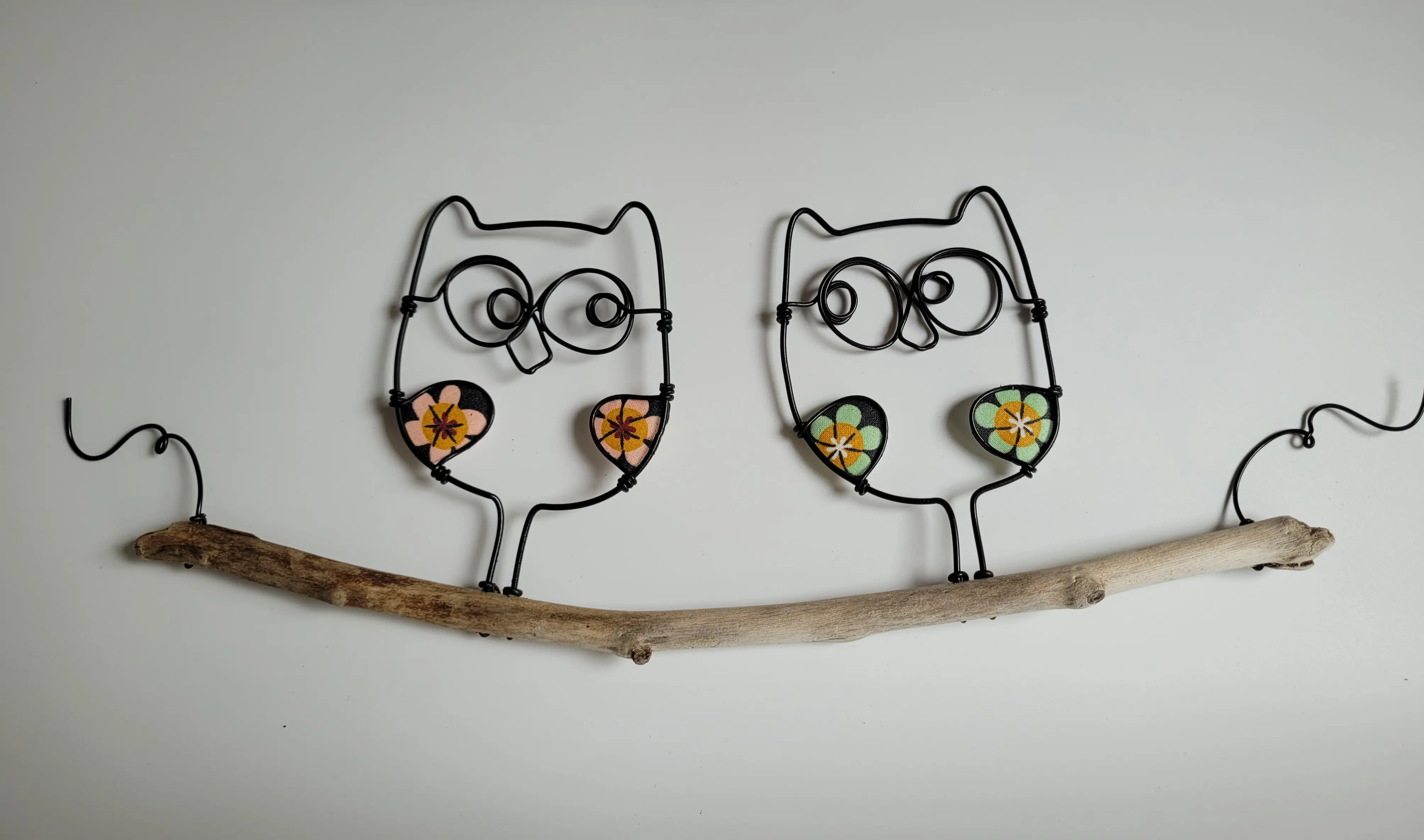 Chouettes rigolotes en fil d'aluminium sur bois flotté — Florifer