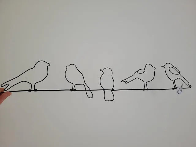 Cinq oiseaux sur fil en fil d'aluminium, frise décorative murale artisanale — Florifer