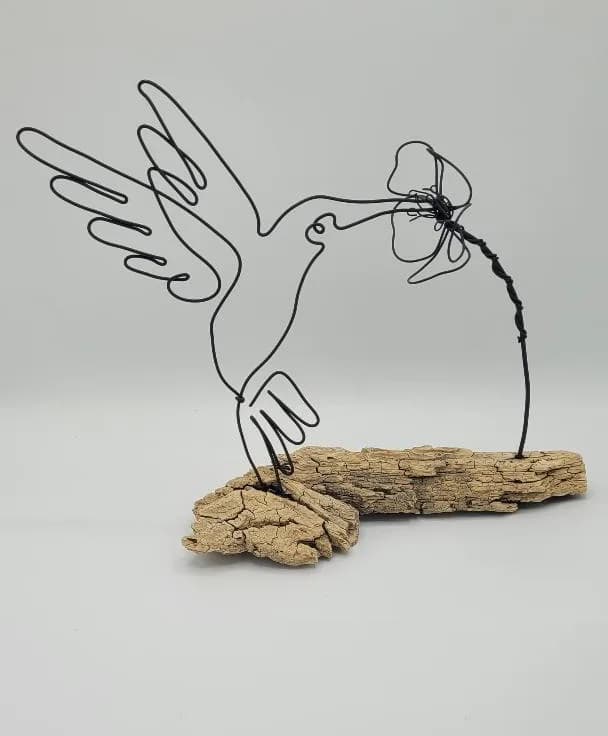 Colibri poétique en fil d'aluminium sur bois flotté — Florifer