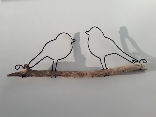 Couple d'oiseaux en fil d'aluminium sur bois flotté, décoration murale naturelle artisanale — Florifer