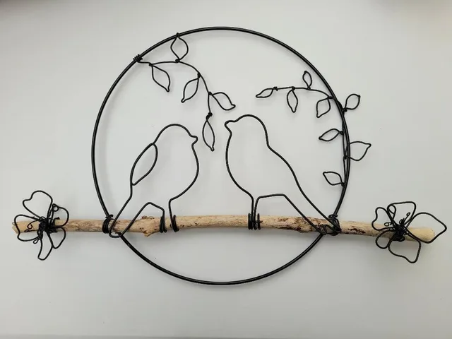 Deux oiseaux en fil d'aluminium dans un cercle métal sur bois flotté, décoration murale naturelle artisanale — Florifer