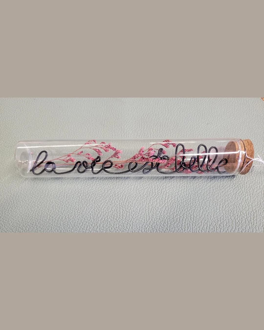Fiole avec citation La vie est belle en fil d'aluminium — Florifer