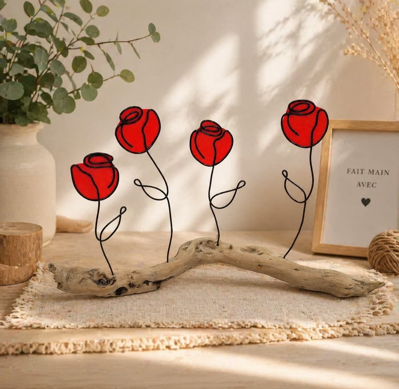 Fleurs en fil d'aluminium sur bois flotté, décoration artisanale — Florifer