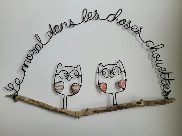 Hibou en fil d'aluminium sur bois flotté avec tissu et citation poétique, décoration murale artisanale — Florifer