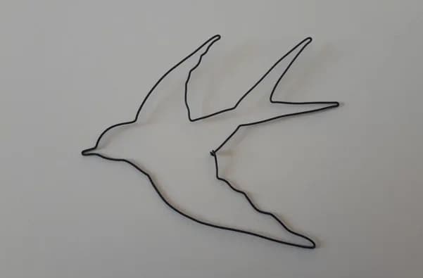 Hirondelle en vol en fil d'aluminium, décoration murale légère et aérienne artisanale — Florifer