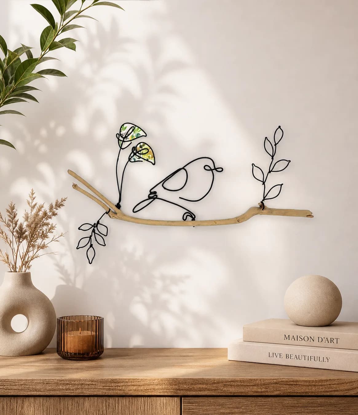 Oiseau posé sur branche de bois flotté en fil d'aluminium avec feuilles, décoration murale naturelle artisanale — Florifer