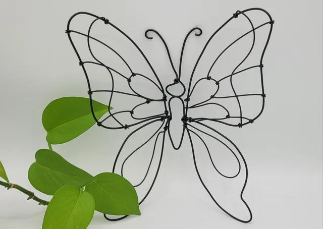 Papillon en fil d'aluminium, décoration murale légère et colorée artisanale — Florifer