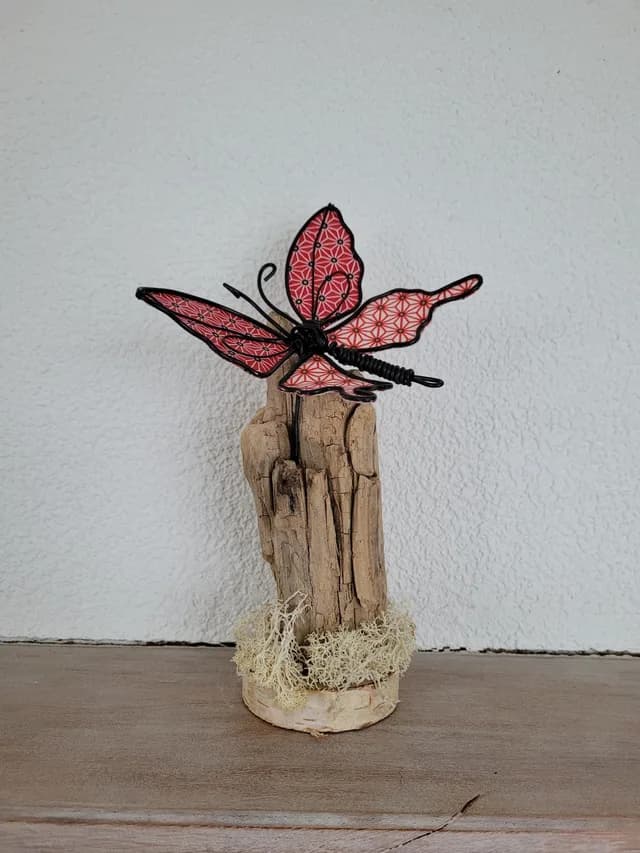 Grand papillon en tissu et fil d'aluminium sur bois flotté, décoration murale naturelle artisanale — Florifer