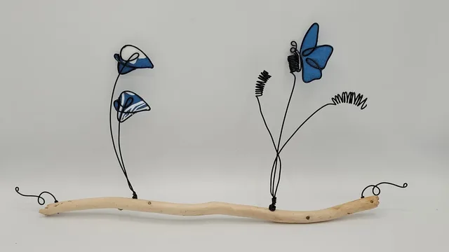 Composition de papillons et fleurs en tissu et fil d'aluminium sur bois flotté, décoration murale artisanale — Florifer