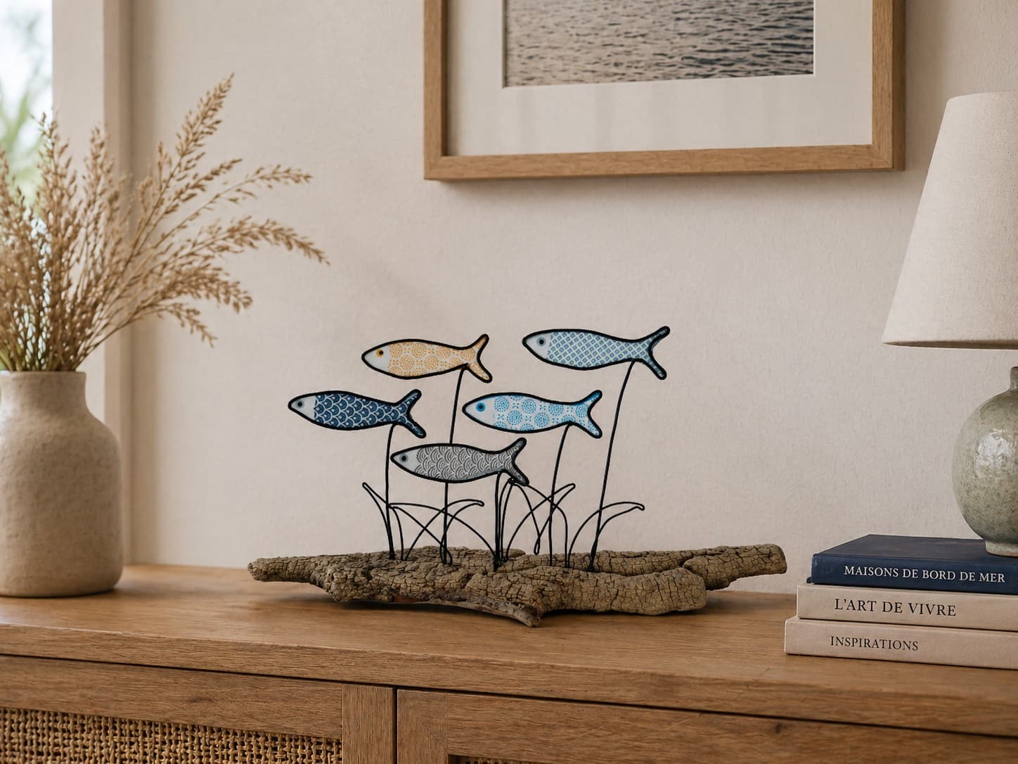 Poissons colorés en fil d'aluminium sur bois flotté — Florifer
