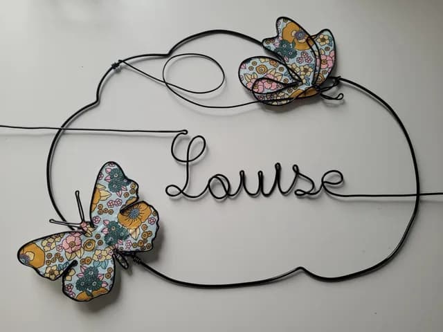 Prénom personnalisé en fil d'aluminium et tissu avec deux papillons, décoration chambre enfant artisanale — Florifer