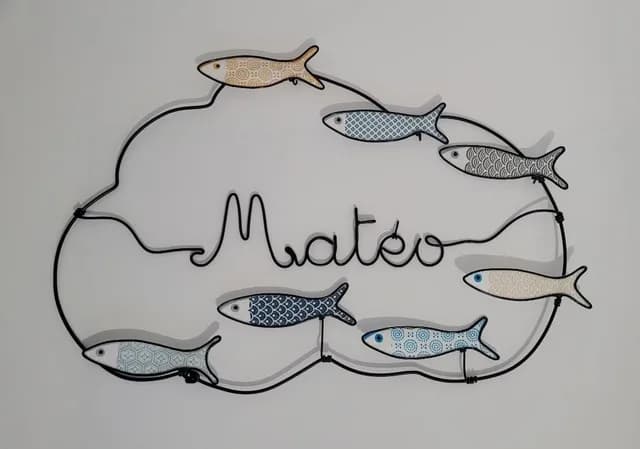 Prénom personnalisé en fil d'aluminium et tissu avec poisson, décoration chambre enfant artisanale — Florifer