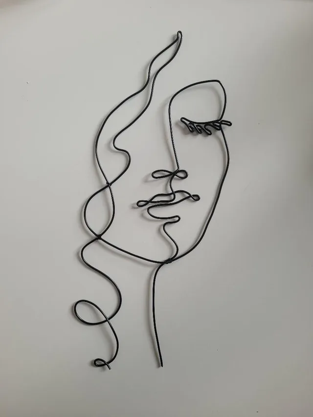 Visage stylisé en boucle de fil d'aluminium, sculpture décorative originale artisanale — Florifer