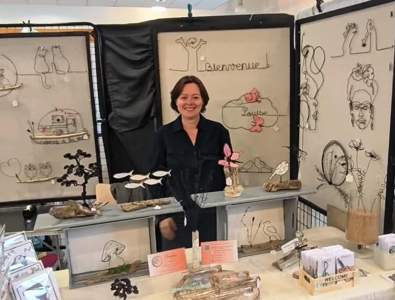 Florifer à son stand lors d'un marché de créateurs — créations en fil de fer et bois flotté, Nantes